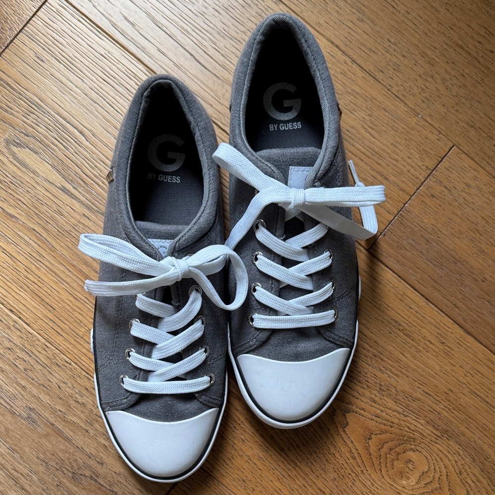 😊Guess Gray Casual Sneaker Excellent Condition